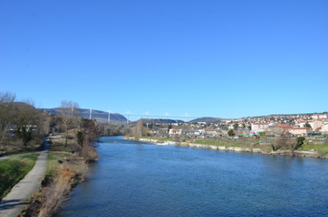 Millau et son viaduc , vue générale 