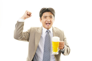 ビールを飲む笑顔のサラリーマン