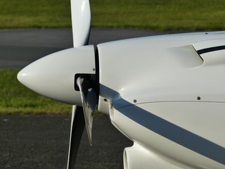 Propeller und Lufteinlass eines weißen Sportflugzeug im Sommer bei Sonnenschein am Segelflugplatz...