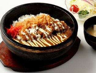 グルメ　ゴルゴンチーズカツカレー