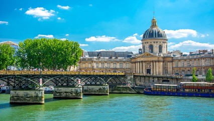Pont des arts à Paris et Institut de France à Paris