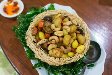 Stir cashews, five fruits, vegetables put in fried taro bowl