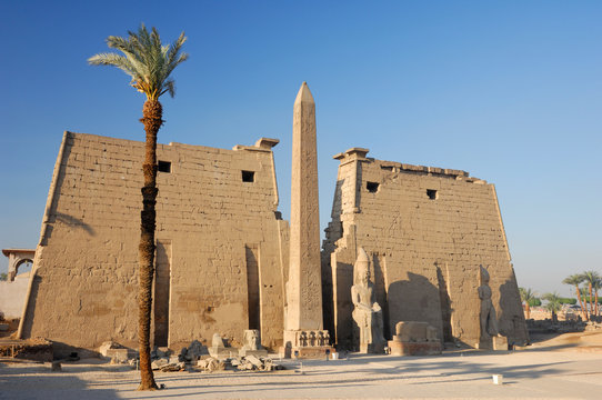 Ob&eacute;lisque et Pyl&ocirc;ne de Rams&egrave;s II au temple de Louxor