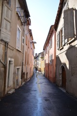 Fototapeta na wymiar Centre-ville de Millau, ruelle et habitations 