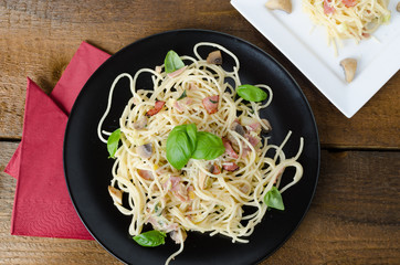 Pasta - spaghetti, basil, ham and leek