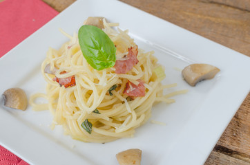 Pasta - spaghetti, basil, ham and leek