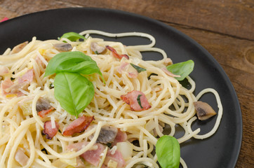 Pasta - spaghetti, basil, ham and leek
