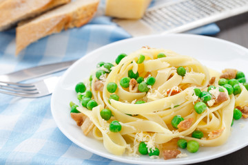 Pasta with peas and bacon