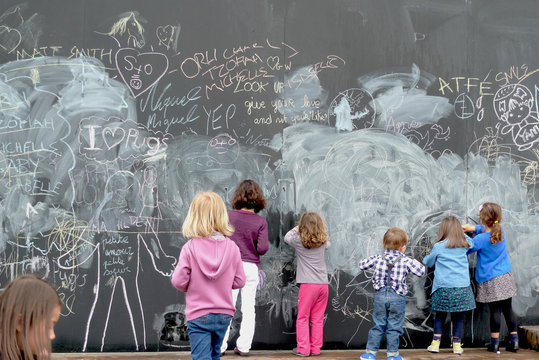 tableau noir et enfants