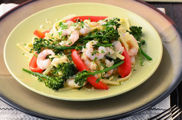 Linguine with shrimp, broccolini and red peppers