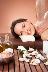 Obraz na płótnie Canvas Woman Receiving Back Massaging In Spa