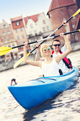 Obraz premium Tourists canoeing around the city