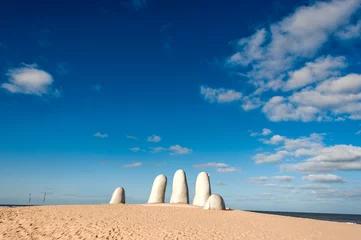 Gordijnen Hand Sculpture, the symbol of Punta del Este, Uruguay © Kseniya Ragozina