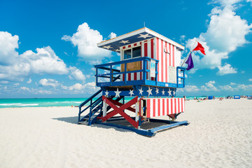 Lifeguard hut in South Beach, Miami - obrazy, fototapety, plakaty