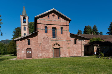 Fototapeta na wymiar Starożytny Kościół nazywa Badia di Tiglieto