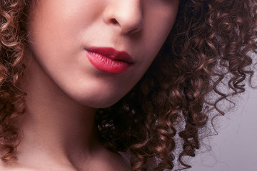Jeune femme métisse mode