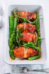 chicken fillet wrapped in prosciutto ham with asparagus