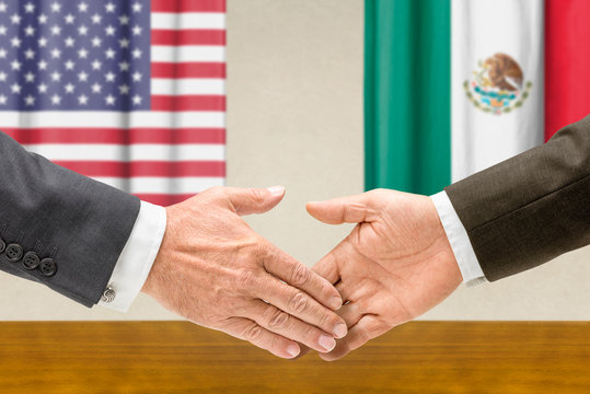 Vertreter der USA und Mexikos reichen sich die Hand