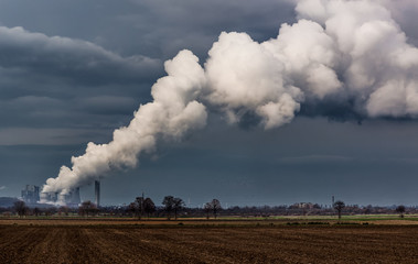 Fototapeta na wymiar Wolken über Kraftwerk