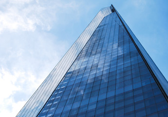 Fototapeta na wymiar The Shard of Glass London towers into blue sky