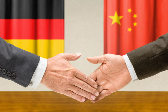 Vertreter Deutschlands und Chinas reichen sich die Hand