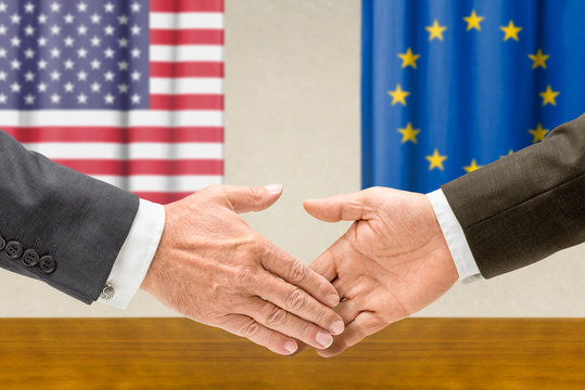 Vertreter der USA und der EU reichen sich die Hand