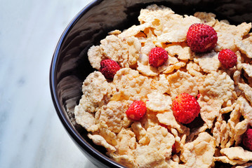 Cornflakes with fresh strawberries