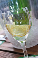 Wasserglas mit Zitronenscheibe