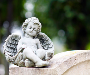 Engel auf Grabstein