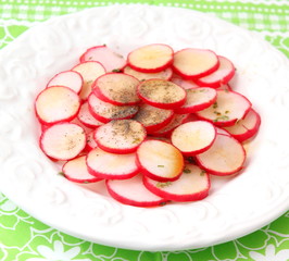 frischer Radieschensalat