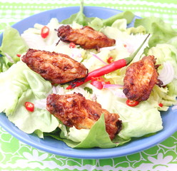 Frischer Salat mit Huhn