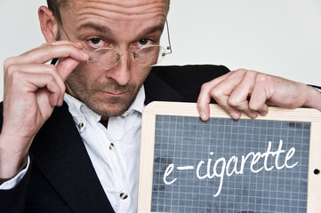 concept homme d'affaire et message e-cigarette sur ardoise