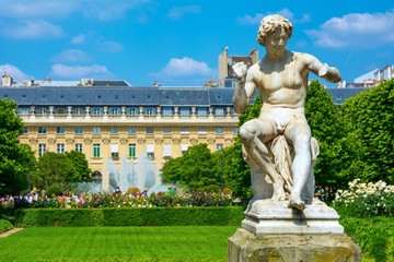 Sculpture au Jardin du Palais Royal à Paris