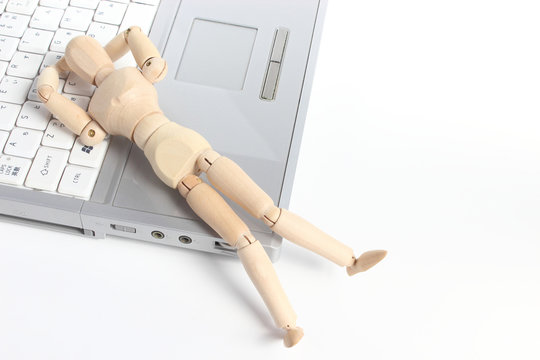 デッサン人形とノートパソコン