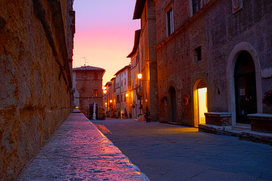 Fototapeta Sunset on the streets of Pienza