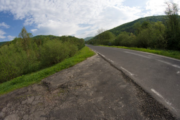 Fototapeta na wymiar droga asfaltowa w górach, Ustrzyki Górne, Bieszczady, Polska
