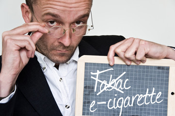concept homme d'affaire et message e-cigarette sur ardoise