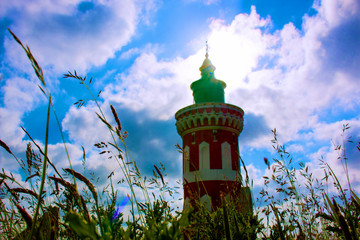 Leuchtturm im Gras