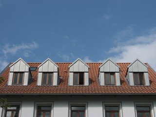 Der Lange Gottfried mit Mansarde und Dachgaube vor blauem Himmel im Sonnenschein in Oerlinghausen...