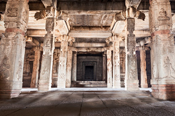 Fototapeta na wymiar Wewnątrz świątyni hinduistycznej