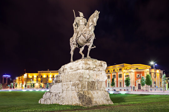 Skanderberg statue