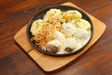 potatoes with meatballs