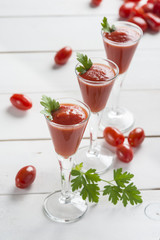 Bloody mary cocktail con zumo de tomates cherry en fondo blanco