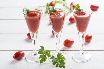 Bloody mary cocktail con zumo de tomates cherry en fondo blanco