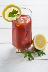 Bloody mary cocktail con zumo de tomates cherry en fondo blanco