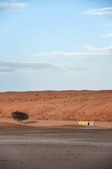 Fototapeta na wymiar Pustynia Wahiba Oman budynek