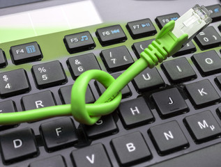 Laptop-Tastatur und Netzwerkkabel