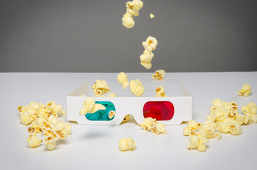 Obraz premium 3d glasses with falling popcorn