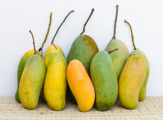 Mango, green and yellow are both large and small, on the mats