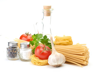 Setting pasta with tomato and garlic